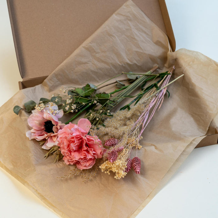 Letterbox Soft Pink | Dried & Silk Flowers in soft pink & natural colors | 35cm length