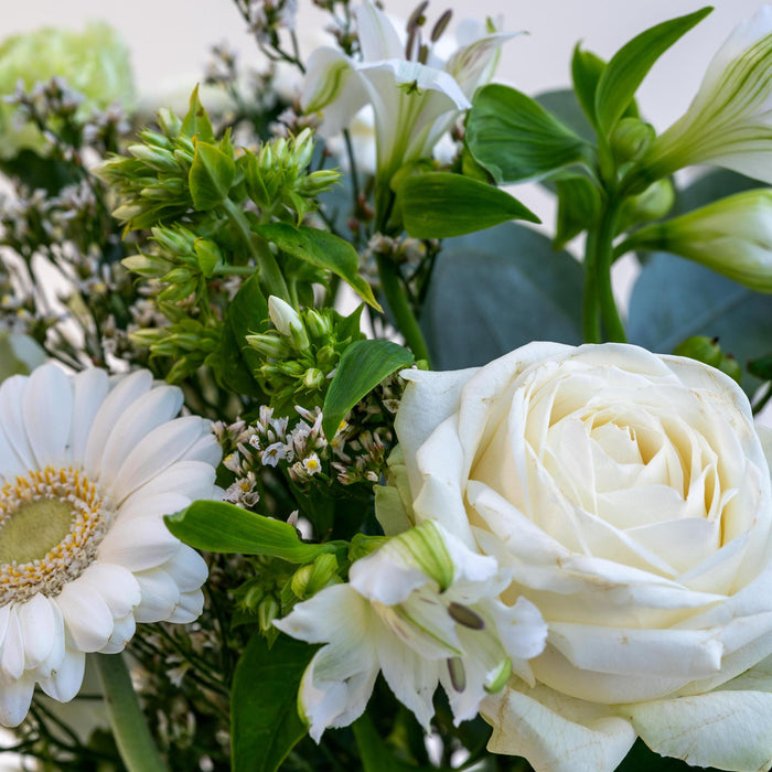 Bouquet Crisp | Flowers in mixed white & green colors | 50cm length