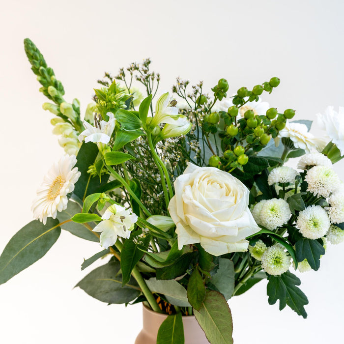 Bouquet Crisp | Flowers in mixed white & green colors | 50cm length